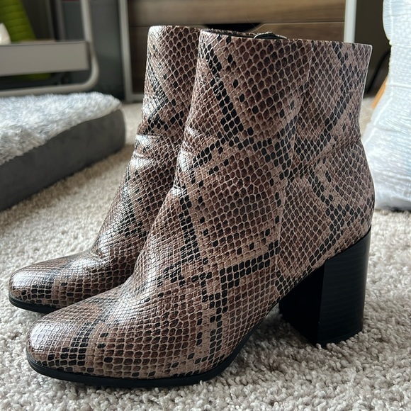 New Directions-Glenda Boots - Picture 1 of 4